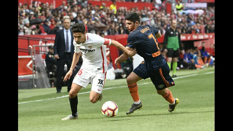 Cầu thủ Valencia với bóng tại trận đấu với Sevilla Cầu thủ Valencia với bóng tại trận đấu với Sevilla